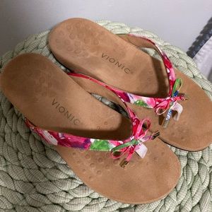 Vionic Bella II Flip Flops Sandals Pink Floral Pattern Strap with Bow